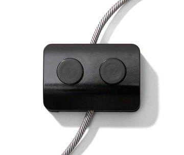 Enchufe negro integrado con dos interruptores dorados